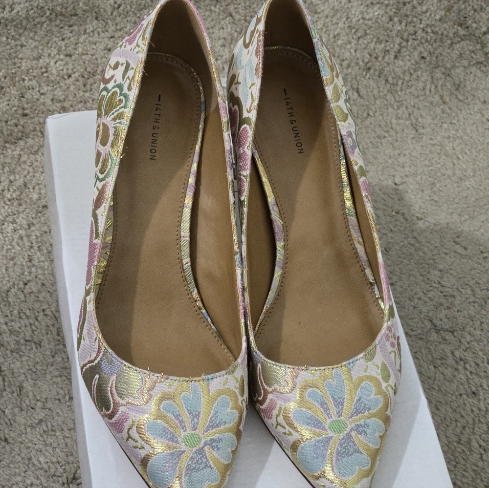 Women Heels - Picture 3 of 6